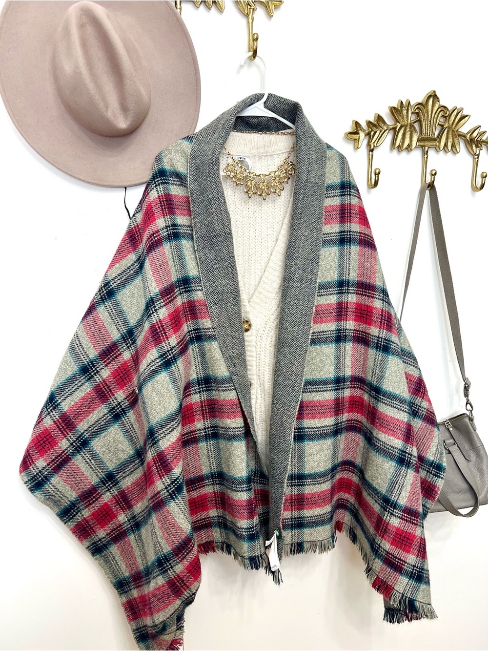 ROOTS Beautiful cozy plaid scarf/shawl - Picture 5 of 7